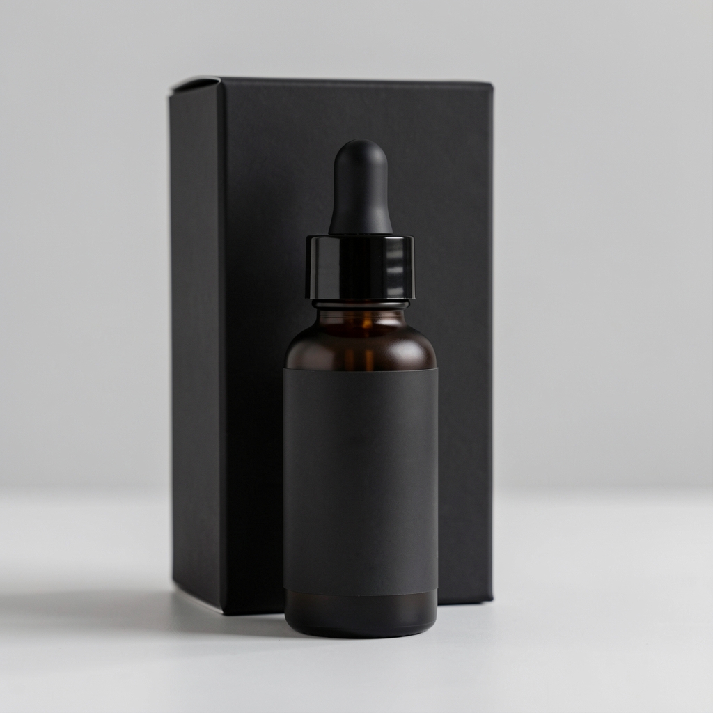 Siyah minimalist ambalajda retinol serum ürün şişesi yakın çekim kozmetik stüdyo fotoğrafı